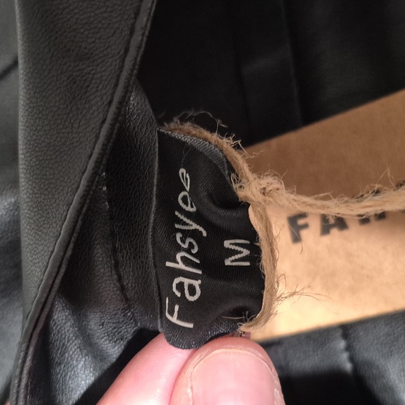 Fahsyee Faux Leather Skirt (M) - Picture 10 of 11